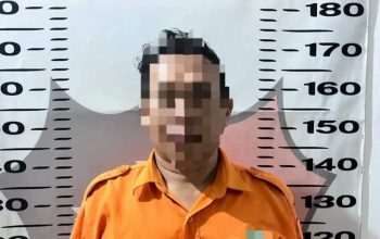 11 Paket Sabu Digagalkan Polisi, Pengedar Dibekuk di Kebun Sawit Muara Kaman 4 : Pelaku Saat di Amankan Petugas Kepolisian. (Dok. Polsek Muara Kaman)