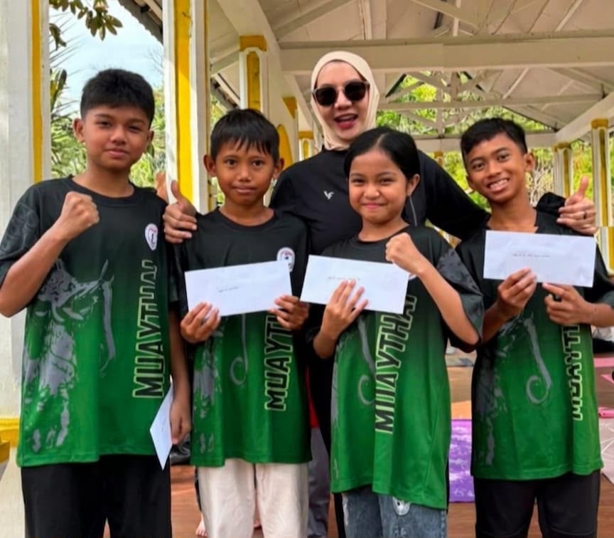 Empat atlet cilik Yang Akan Berlaga Pada ajang IMC 2026 atau Kejuaraan Nasional Muaythai di Bekasi, Jawa Barat, pada 4–9 Agustus 2026, Mendapatkan Dukungan Dari Rita Widyasari. (Dok. Pembina sekaligus Pelatih Arkan Sport Management, Rony Abdurrahman)