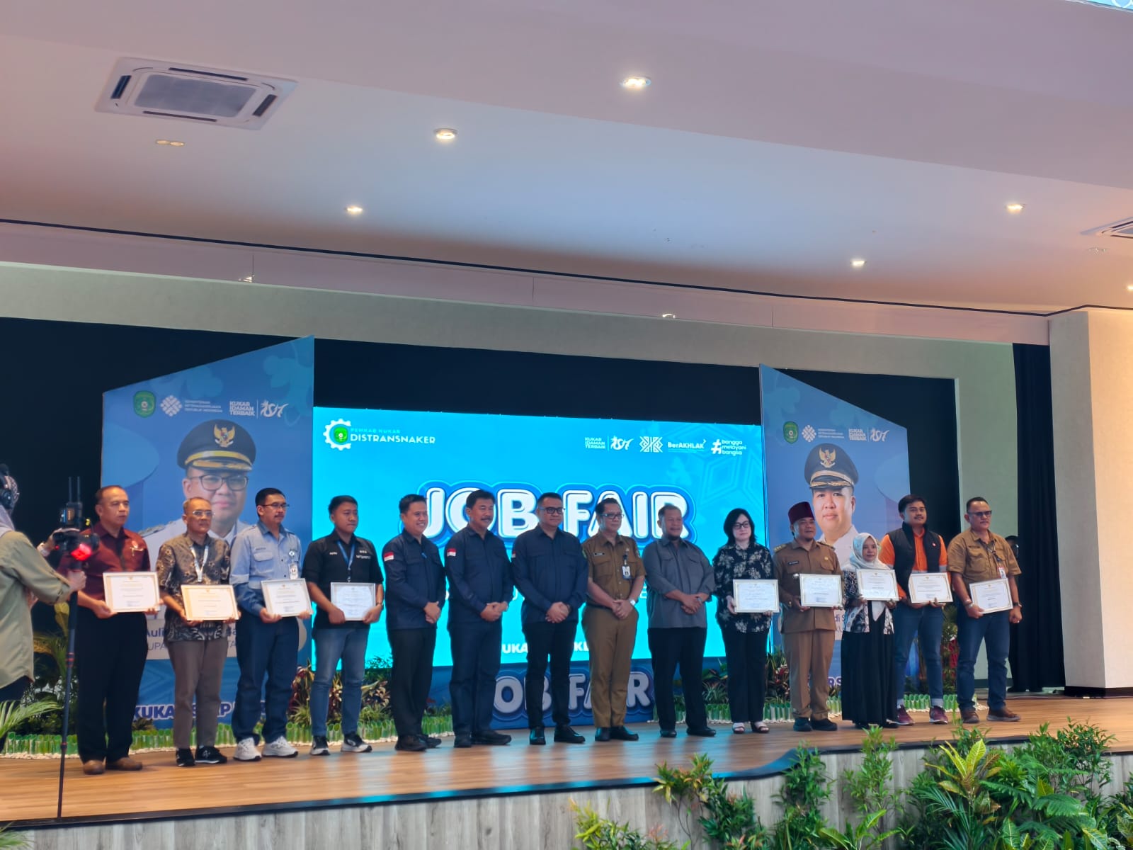 Pembukaan Bursa Kerja Tahun 2026 (JOB FAIR) di Gedung PKM Tenggarong Seberang, Selasa (14/7/2026), (Foto : Andri/dutakaltimnews.com)