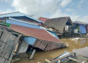 Longsor di Bantaran Sungai Mahakam Rusakkan Dua Rumah di Embalut, Korban Mengungsi ke Rumah Keluarga 10 Kondisi Rumah Yang Terdampak Longsor di Bantaran Sungai Mahakam di Desa Embalut, Kecamatan Tenggarong Sebrang. (Dok. Sekretaris Desa Embalut, Ridwan)