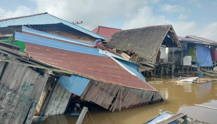 Longsor di Bantaran Sungai Mahakam Rusakkan Dua Rumah di Embalut, Korban Mengungsi ke Rumah Keluarga
