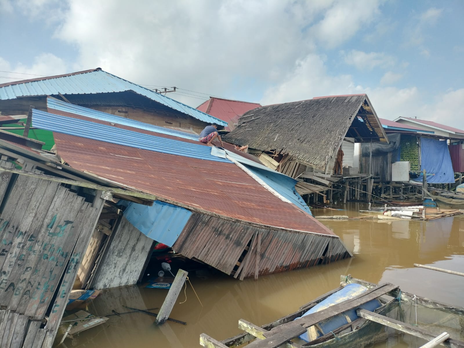 Kondisi Rumah Yang Terdampak Longsor di Bantaran Sungai Mahakam di Desa Embalut, Kecamatan Tenggarong Sebrang. (Dok. Sekretaris Desa Embalut, Ridwan)