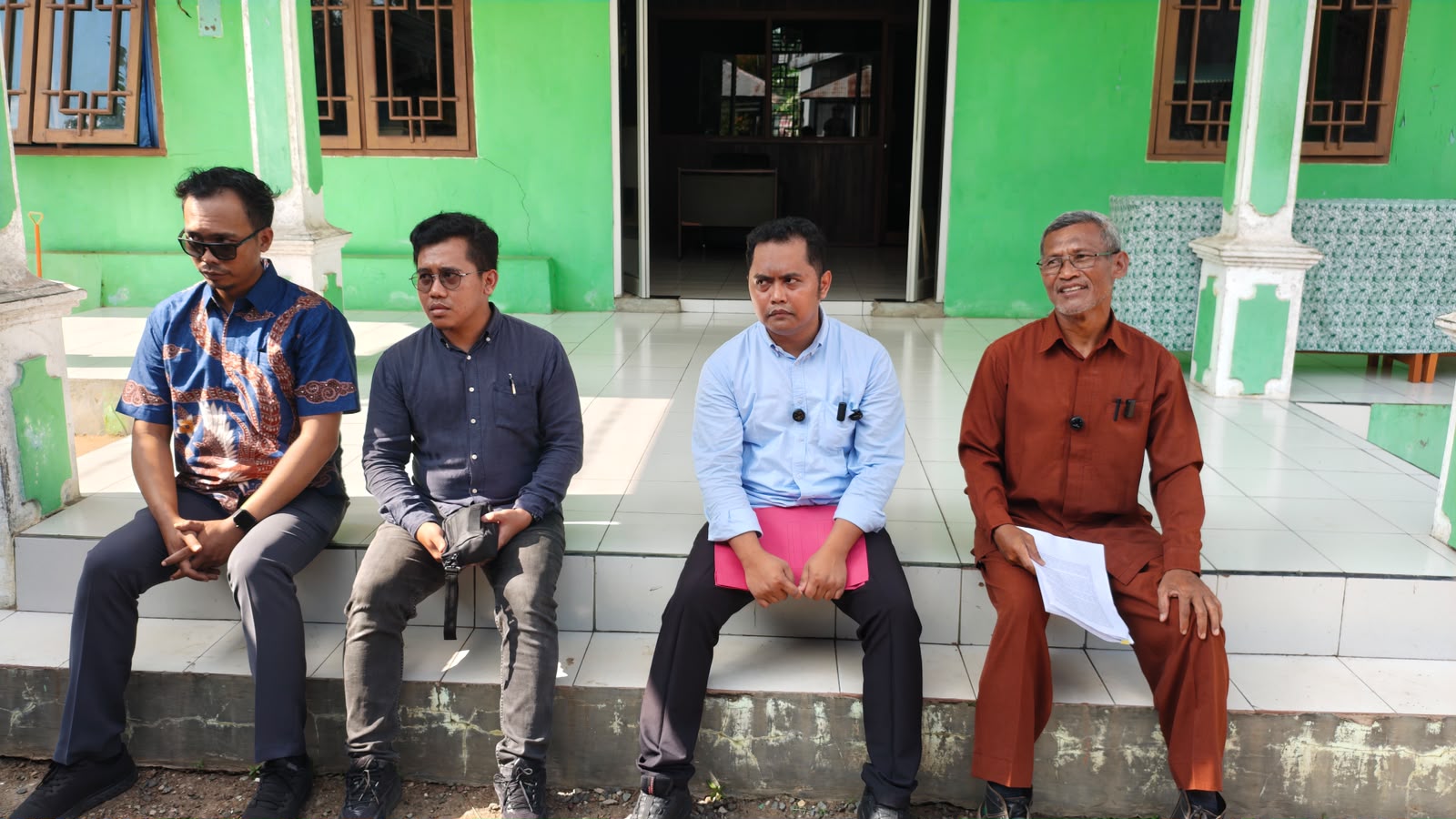 Ketua Yayasan Pondok Pesantren Modern Ibadurrahman, Sadly El Udwany, Plt. Pimpinan Pondok Pesantren Ibadurrahman, Ainul Hurry, dan Tim Kuasa Hukum Yayasan Ibadurrahman, Indra P. (Irvan/dutakaltimnews.com)