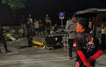 Kecelakaan Tunggal di Jalan KH Ahmad Muksin, Seorang Pemuda Meninggal di Tempat 5 Petugas Saat Mengevakuasi Korban Kecelakaan Tunggal di Jalan KH Ahmad Muksin, Kelurahan Timbau. (Istimewa)