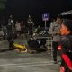 Petugas Saat Mengevakuasi Korban Kecelakaan Tunggal di Jalan KH Ahmad Muksin, Kelurahan Timbau. (Istimewa)