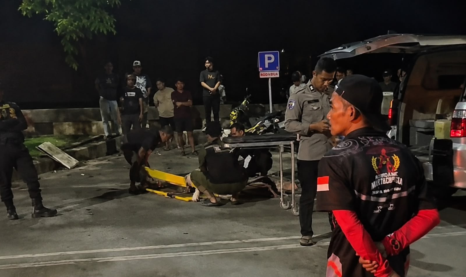 Petugas Saat Mengevakuasi Korban Kecelakaan Tunggal di Jalan KH Ahmad Muksin, Kelurahan Timbau. (Istimewa)