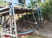 Jembatan Rebaq Rinding Nyaris Ambruk, Warga Gotong Royong Buka Akses Sambil Tunggu Perbaikan Pemkab Kukar