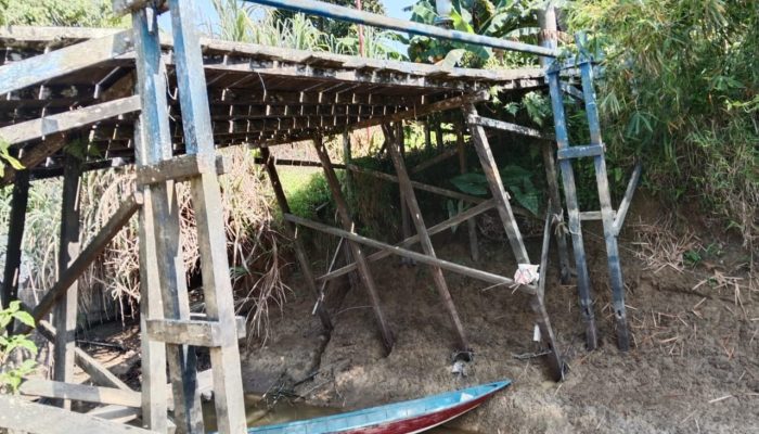 Jembatan Rebaq Rinding Nyaris Ambruk, Warga Gotong Royong Buka Akses Sambil Tunggu Perbaikan Pemkab Kukar