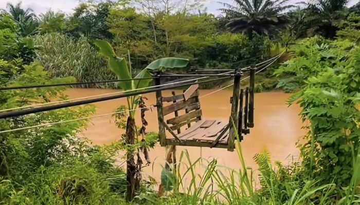 Demi Sekolah, Pelajar di Kukar Pertaruhkan Nyawa Naik Kereta Gantung Seberangi Sungai 2 WhatsApp Image 2026 07 16 at 16.57.54