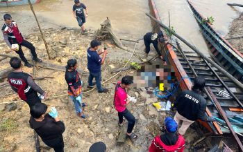Petugas kepolisian bersama tim Inafis melakukan olah tempat kejadian perkara (TKP) usai menemukan seorang pria meninggal dunia di tepi Sungai Mahakam, Kelurahan Mangkurawang. (Irvan/dutakaltimnews.com)
