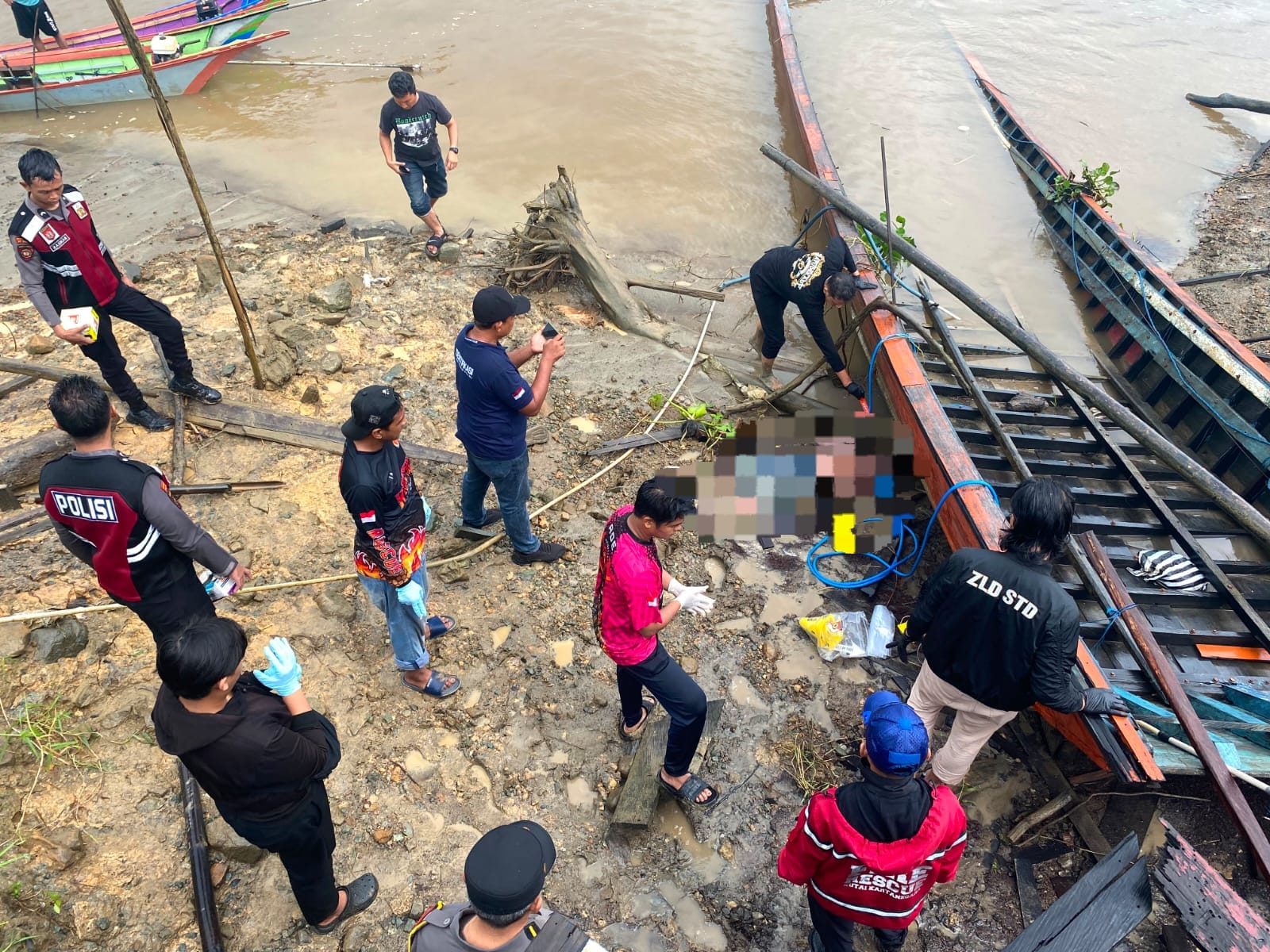 Petugas kepolisian bersama tim Inafis melakukan olah tempat kejadian perkara (TKP) usai menemukan seorang pria meninggal dunia di tepi Sungai Mahakam, Kelurahan Mangkurawang. (Irvan/dutakaltimnews.com)