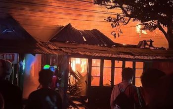 Kebakaran hebat di samping Jalan Al Jawahir dan Jalan AM Sangaji, RT 7, Kelurahan Kampung Baru. (Dok. Disdamkar Matan) Kukar)