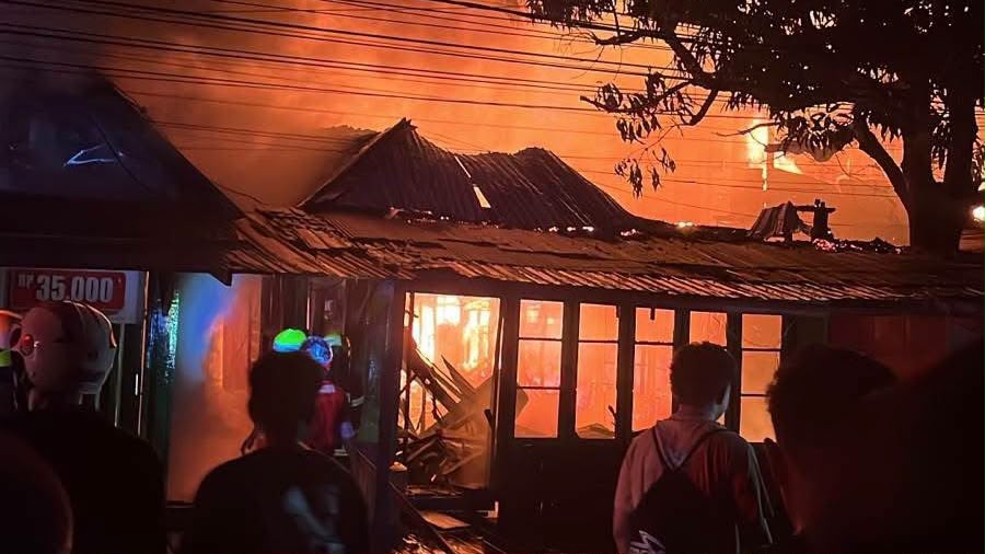Kebakaran hebat di samping Jalan Al Jawahir dan Jalan AM Sangaji, RT 7, Kelurahan Kampung Baru. (Dok. Disdamkar Matan) Kukar)