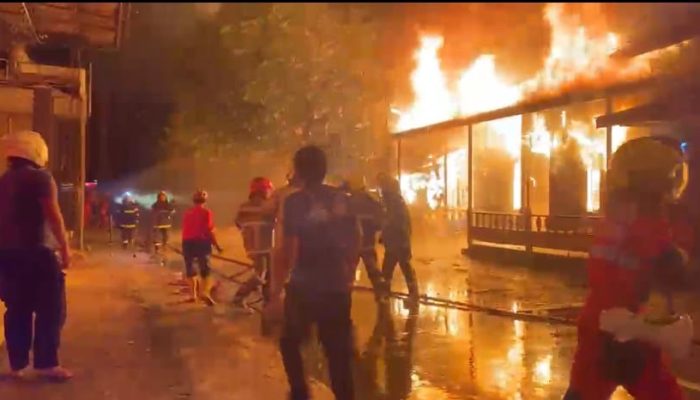 Jago Merah Mengamuk di Kampung Baru, Tujuh Rumah Ludes Terbakar, Kerugian Tembus Rp1 Miliar 2 WhatsApp Image 2026 07 17 at 09.11.40