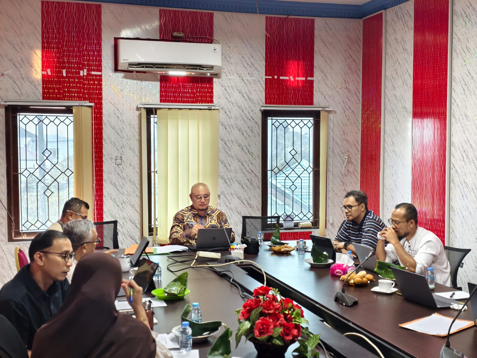 Rapat Koordinasi Disdikbud Bersama OPD Terkait, Bahas SDN 002 Purwajaya, Kecamatan Loa Janan Yang Terkena Musibah Kebakaran Jumat (18/7/2026), (Foto : Andri/dutakaltimnews.com)