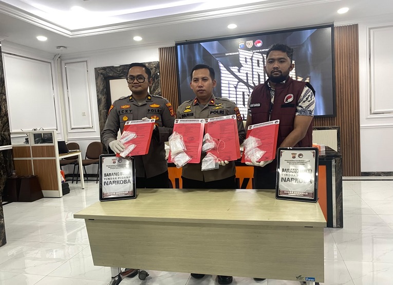 press conference pengungkapan peredaran gelap narkotika yang digelar di Ruang Tri Brata Polres Kukar. (Irvan/dutakaltimnews.com)