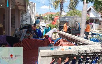 Teks Foto : Akibat kekeringan BPBD Kabupaten Lamongan terus berupaya mendistribusikan kebutuhan air bersih masyarakat di Desa Kedungkumpul, Kecamatan Sarirejo, Kabupaten Lamongan, Provinsi Jawa Timur, Selasa (28/7). (Dok: BPBD Kabupaten Lamongan)