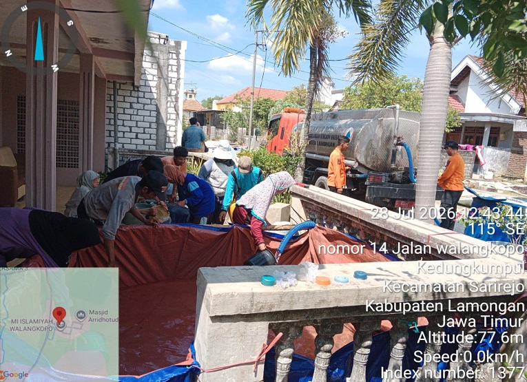 Teks Foto : Akibat kekeringan BPBD Kabupaten Lamongan terus berupaya mendistribusikan kebutuhan air bersih masyarakat di Desa Kedungkumpul, Kecamatan Sarirejo, Kabupaten Lamongan, Provinsi Jawa Timur, Selasa (28/7). (Dok: BPBD Kabupaten Lamongan)