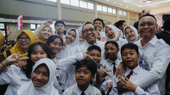 Gambar: Gerakan Nasional Ruang Aman dan Nyaman untuk Anak (Gernas RANA) di lingkungan sekolah yang dirangkaikan dengan pembukaan Masa Pengenalan Lingkungan Sekolah (MPLS) RAMAH Tahun Ajaran 2026/2027 (komdigi.go.id)