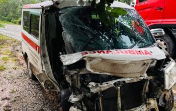 Ambulans Pembawa Pasien Kecelakaan di Km 12 Tenggarong, Sopir Sempat Terjepit usai Tabrak Truk LPG 3 Kondisi Mobil Ambulans usai Tabrakan Dengan Truk LPG di Jalan Poros Kilometer (Km) 12, Kelurahan Loa Ipuh Darat. (Dok. Disdamkar Matan Kukar)
