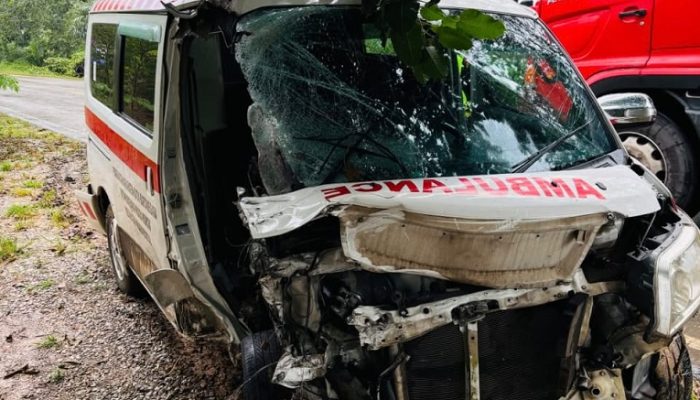 Ambulans Pembawa Pasien Kecelakaan di Km 12 Tenggarong, Sopir Sempat Terjepit usai Tabrak Truk LPG