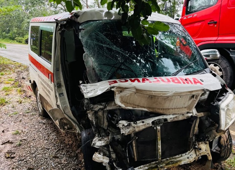 Kondisi Mobil Ambulans usai Tabrakan Dengan Truk LPG di Jalan Poros Kilometer (Km) 12, Kelurahan Loa Ipuh Darat. (Dok. Disdamkar Matan Kukar)