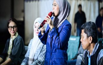 Piala Dunia 2026 Satukan Indonesia, Pemerintah Hadirkan Tayangan Gratis untuk Seluruh Rakyat Melalui TVRI 4 Menkomdigi Meutya Hafid memberikan sambutan saat menghadiri acara Music Corner: Nobar Asyik Bola Gembira di Lapangan Warna Warna Martubung, Medan, Sumatera Utara, Senin (20/07/2026). Foto: Doc Anhar/Komdigi
