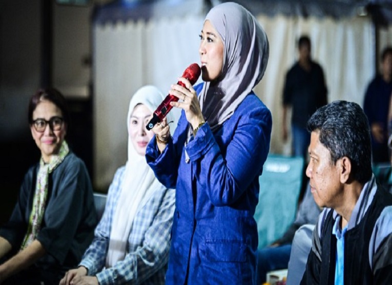 Menkomdigi Meutya Hafid memberikan sambutan saat menghadiri acara Music Corner: Nobar Asyik Bola Gembira di Lapangan Warna Warna Martubung, Medan, Sumatera Utara, Senin (20/07/2026). Foto: Doc Anhar/Komdigi