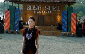 Menenun Buya Subi di Donggala, Saat Benang-Benang Tradisi Menunggu Tangan Generasi Baru 3 Seorang model memperagakan Buya Subi salah satu jenis motif Buya Sabe, kain tenun khas Donggala, pada Sunset Fashion Show dalam rangka Buya Subi Festival 2026 di Kawasan Wisata Pantai Karampuana, Kabupaten Donggala. (Foto: Fajrin Mahyuddin, Dok. Kominfo Donggala).