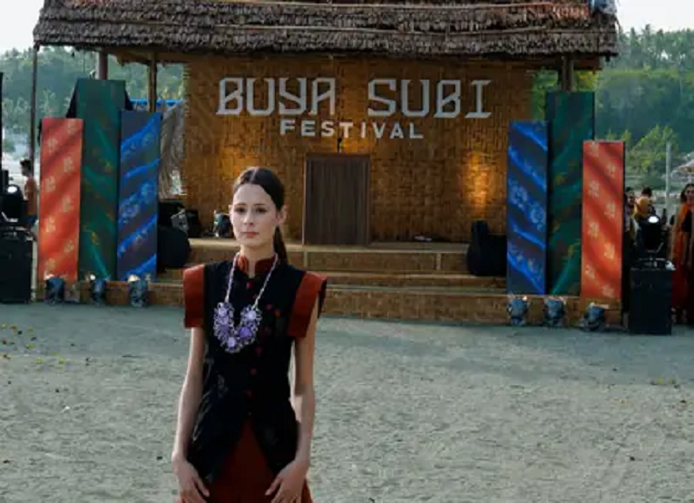 Seorang model memperagakan Buya Subi salah satu jenis motif Buya Sabe, kain tenun khas Donggala, pada Sunset Fashion Show dalam rangka Buya Subi Festival 2026 di Kawasan Wisata Pantai Karampuana, Kabupaten Donggala. (Foto: Fajrin Mahyuddin, Dok. Kominfo Donggala).