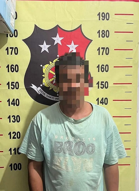Pelaku Saat di Amankan Petugas Kepolisian. (Dok. Polsek Kembang Janggut)