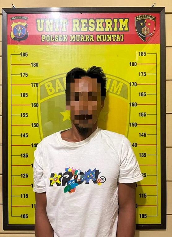 Pelaku Saat di Amankan Petugas Kepolisian. (Dok. Polsek Muara Muntai)