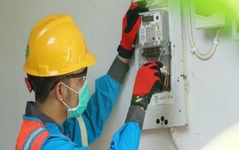 Ilustrasi petugas PLN tengah melakukan proses penambahan daya listrik di rumah pelanggan. (Dok. PLN (Persero)