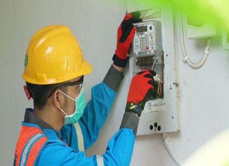 Ilustrasi petugas PLN tengah melakukan proses penambahan daya listrik di rumah pelanggan. (Dok. PLN (Persero)