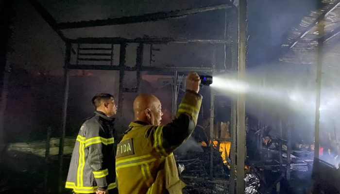 Kebakaran di Jalan Belida, Enam Kontrakan dan Satu Rumah Ludes Dilalap Api 2 proses pendinginan oleh petugas