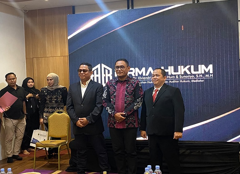 Peresmian Dan Soft Opening Firma HukumAssoc. Prof. Dr. Elviandri, S.Hl., M.Hum. Dan Sunariyo, S.H., M.H. (Irvan/dutakaltimnews.com)
