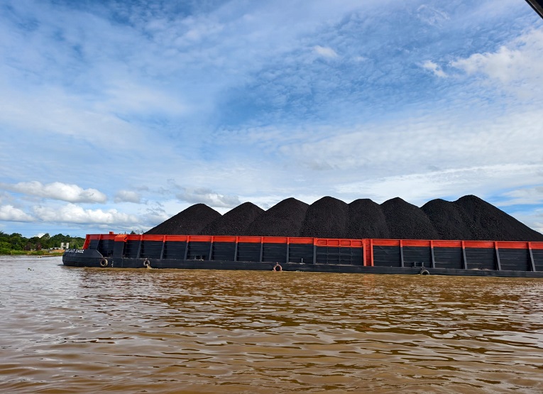 Tongkang Batu Bara di Perairan Sungai Mahakam, Tenggarong (Dok. Andri/dutakaltimnews.com)