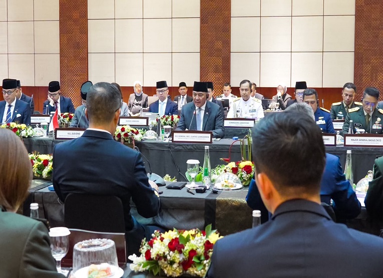 Menteri Pertahanan Republik Indonesia Sjafrie Sjamsoeddin bersama Menteri Luar Negeri RI Sugiono menghadiri Pertemuan 2+2 ke-2 Menteri Luar Negeri dan Menteri Pertahanan Republik Indonesia–Republik Rakyat Tiongkok (RRT) di Jakarta. (Dok. Menterit Pertahanan)
