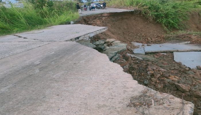 Abrasi Gerus Jalan di Oloy Muara Muntai, Akses Warga Putus Total