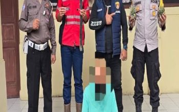 Bakar Lahan hingga 10 Hektare, Pria di Loa Janan Diamankan Polisi 3 Pelaku Saat di Amankan Petugas Kepolisian. (Dok. Loa Janan)