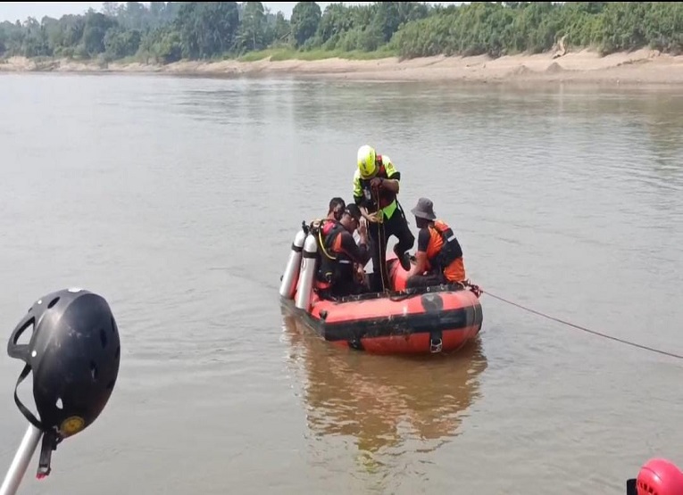 Proses Pencarian Korban Tenggelam di Perairan Sungai Belayan, Kecamatan Kota Bangun (Dok. Damkarmatan Sektor Kota Bangun)
