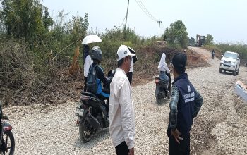 Jalan Putus Akibat Longsor di Muara Muntai, Jalur Alternatif Kini Bisa Dilalui Roda Dua dan Empat 4 jalan alternatif di Desa Kayu Batu, Kecamatan Muara Muntai, yang kini sudah bisa dilalui kendaraan roda dua dan roda empat. (Dok. Camat Muara Muntai, Mulyadi)