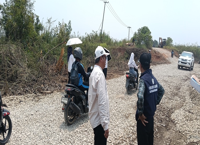 jalan alternatif di Desa Kayu Batu, Kecamatan Muara Muntai, yang kini sudah bisa dilalui kendaraan roda dua dan roda empat. (Dok. Camat Muara Muntai, Mulyadi)