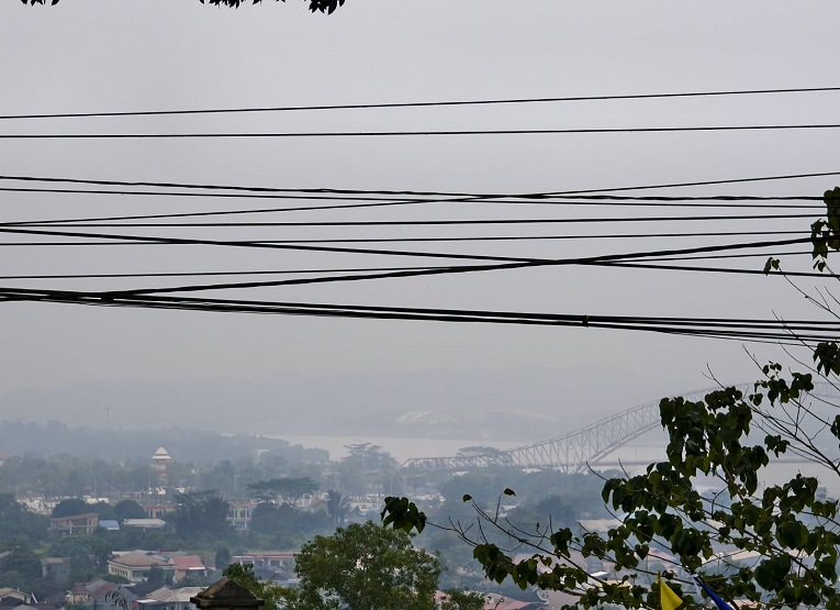 Kabut asap tebal menyelimuti Kota Tenggarong Sabtu (30/8/2026), (Foto : Andri/dutakaltimnews.com)