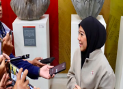 Menkomdigi Meutya Hafid memberikan keterangan kepada awak media di Monuman Pers, Solo, Jawa Tengah. (Dok. Kementerian Komunikasi dan Digital)
