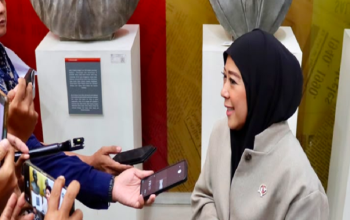 Menkomdigi Meutya Hafid memberikan keterangan kepada awak media di Monuman Pers, Solo, Jawa Tengah. (Dok. Kementerian Komunikasi dan Digital)