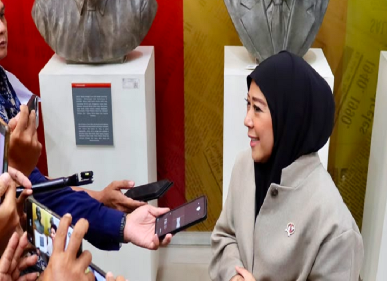 Menkomdigi Meutya Hafid memberikan keterangan kepada awak media di Monuman Pers, Solo, Jawa Tengah. (Dok. Kementerian Komunikasi dan Digital)