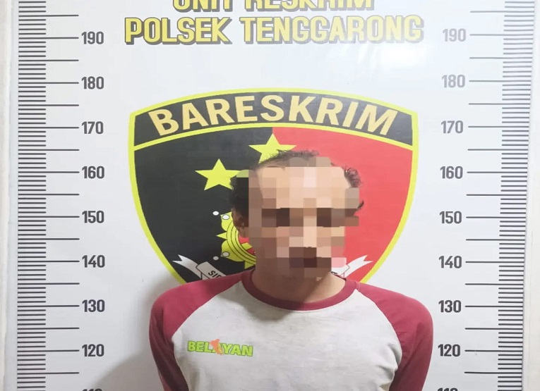 Pelaku Saat di Amankan Petugas Kepolisian. (Irvan/dutakaltimnews.com)