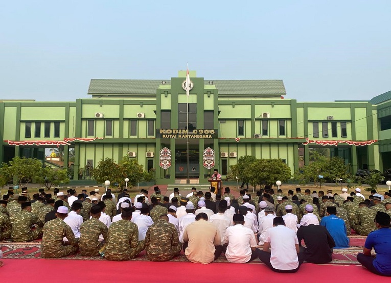Salat Istisqa dan Doa Bersama di Halaman Makodim 0906/Kutai Kartanegara. (Irvan/dutakaltimnews.com)