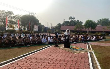 Salat Istisqa dan doa bersama di Lapangan Polres Kukar. (Irvan/dutakaltimnews.com)